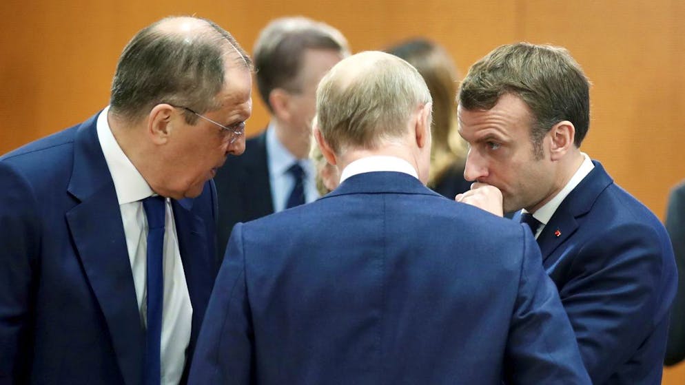 Frankreichs Präsident Emmanuel Macron (rechts) im Januar 2020 im Gespräch mit seinem russischen Amtskollegen Wladimir Putin (Mitte) und Aussenminister Sergej Lawrow in Berlin.