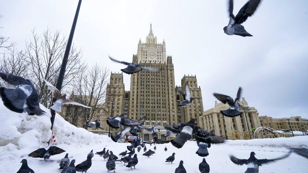 Pigeons take off in front of the Russian Foreign Ministry building in Moscow, Russia, Wednesday, Jan.  26, 2022. Russian Foreign Minister Sergey Lavrov said he and other top officials will advise President Vladimir Putin on the next steps after receiving written replies from the United States to the demands.  Those answers are expected this week âÄ ”even though the US and its allies have already made clear they will reject the top Russian demands.  (AP Photo / Alexander Zemlianichenko)