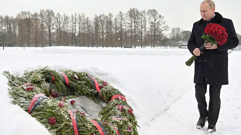 Russlands Präsident Wladimir Putin legt an einer Gedenkstätte zur Beklagerung Leningrads in St. Petersburg am 27. Januar einen Blumenstrauss nieder.