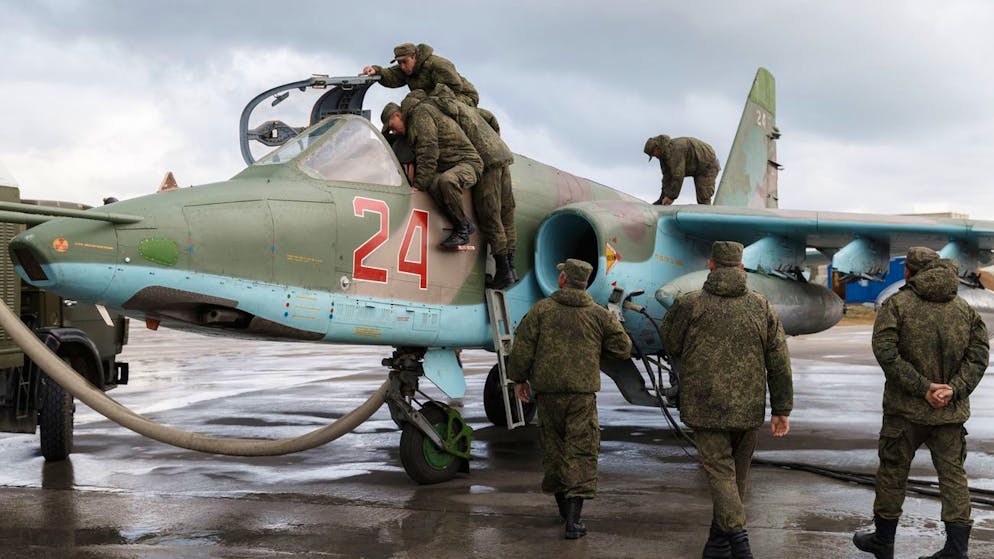 Absolute Luftüberlegenheit ist Russland gewiss: Das Bild zeigt den letzten Check eines russischen Erdkampf-Flugzeugs vom Typ Su-25 in Syrien.