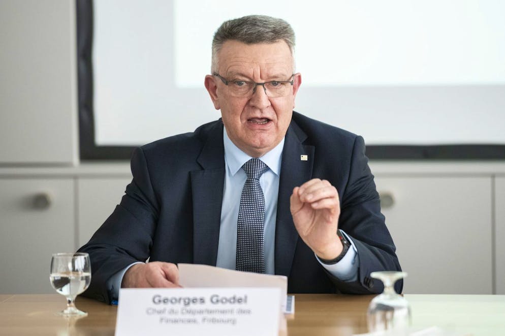 Georges Godel, conseiller d'Etat, directeur des finances du canton de Fribourg, parle lors d'une conference de presse sur le lancement de la campagne des cantons romands en soutien a la RFFA, reforme fiscale et financement de l'AVS, ce lundi 11 mars 2019 dans les locaux de l'entreprise Turck Duotec, a Delemont. (KEYSTONE/Adrien Perritaz)