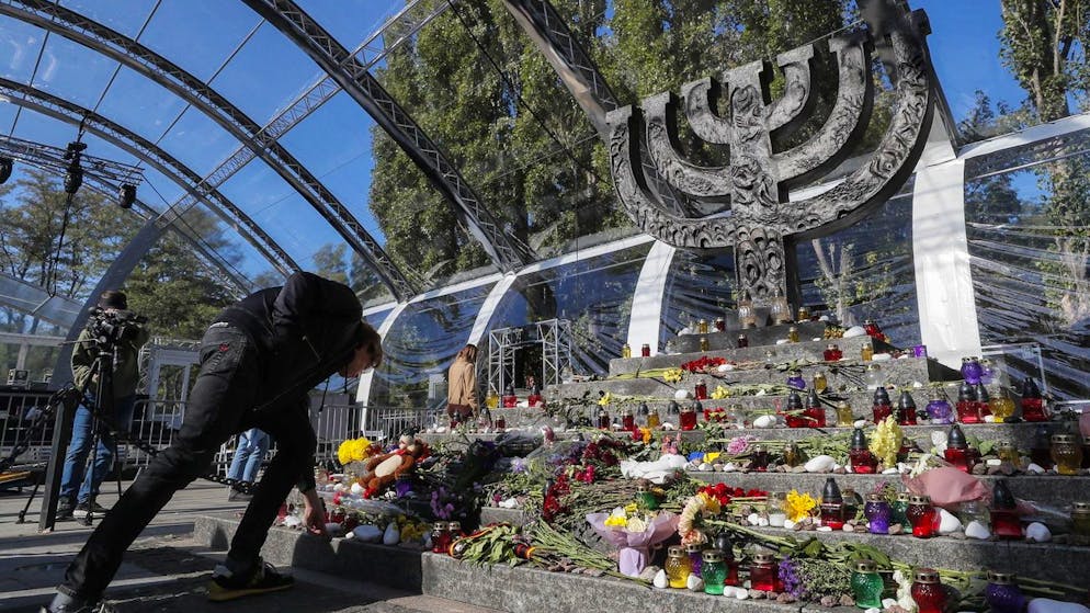 Blumen liegen im Oktober 2021 an einer Gedenkstätte für die Opfer des Holocausts in Kiew.