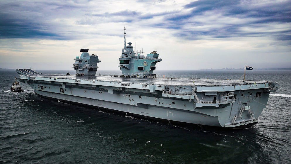 Die HMS Prince of Wales ist einfach dadurch zu erkennen, dass der Träger zwei Inseln hat, wie die «Tower» genannt werden.