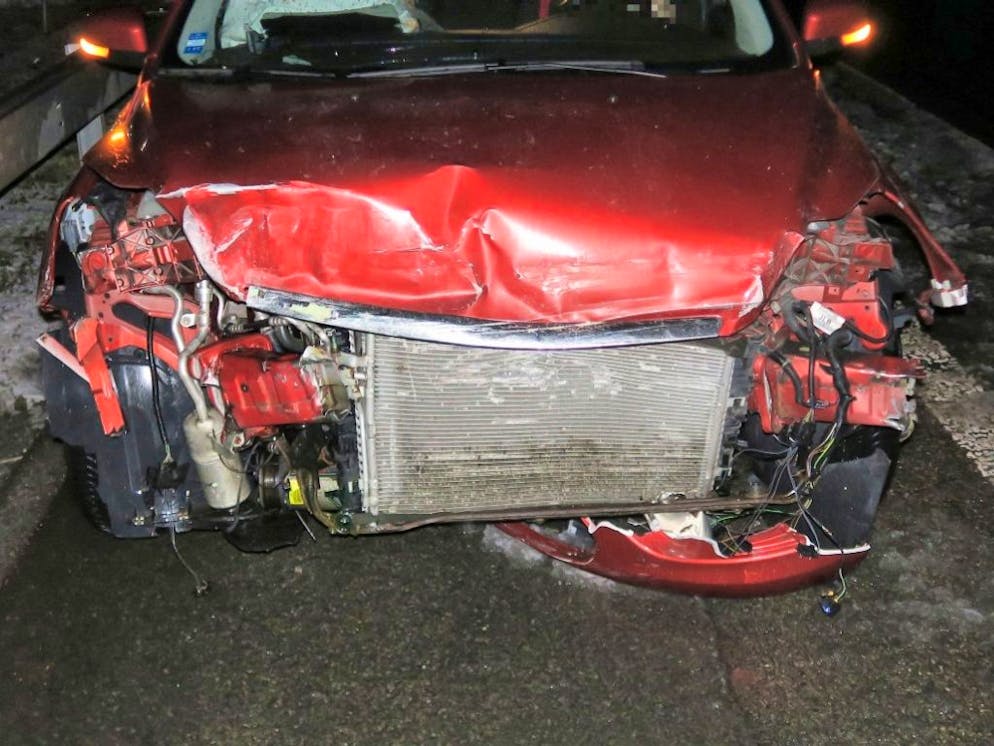 Dieser Wagen wurde bei den Schleuderunfällen auf der A3 erheblich beschädigt.