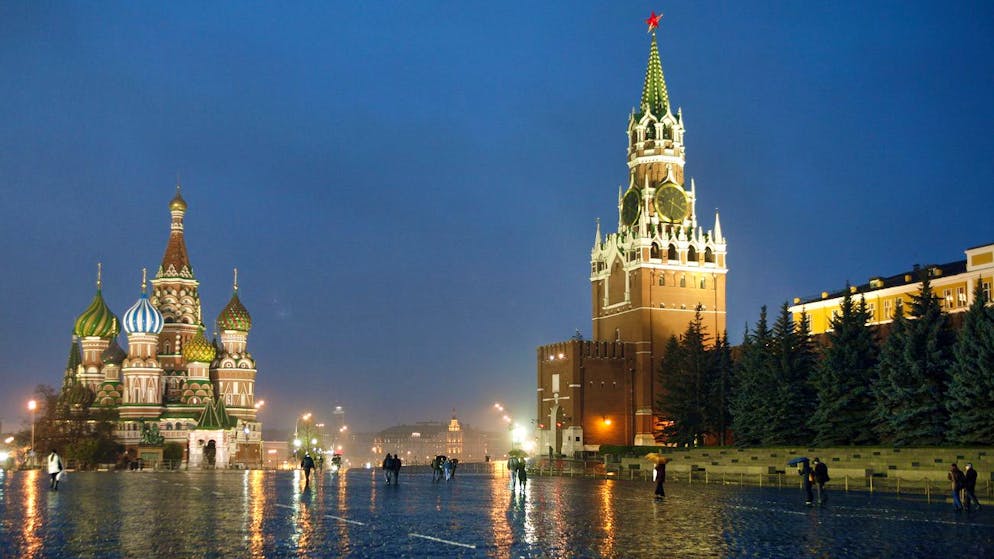 Blick auf die St. Basilius-Kathedrale und den Spasskaya-Turm in Moskau.
