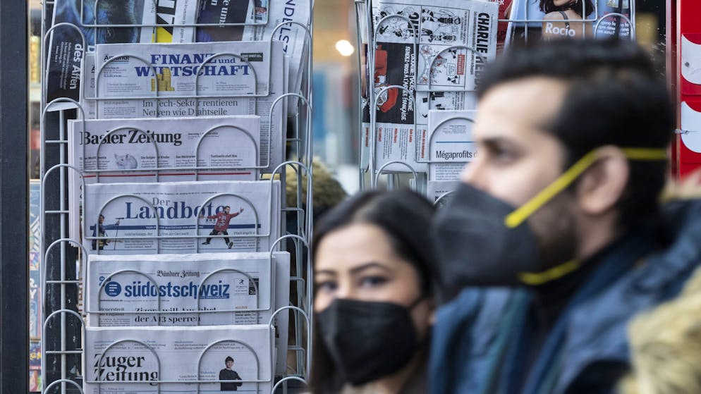 Ein Staender mit diversen Zeitungen und Zeitschriften, fotografiert am Dienstag, 1. Februar 2022 im Bahnhof Zuerich. Am 13. Februar wird die Schweizer Bevoelkerung in einer Volksabstimmung ueber das