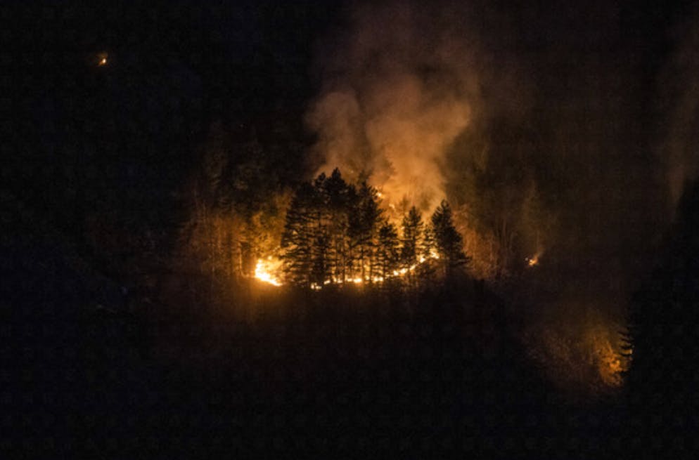 L'incendio non è ancora stato domato, le operazioni di spegnimento sono rese molto difficili dal vento impetuoso.