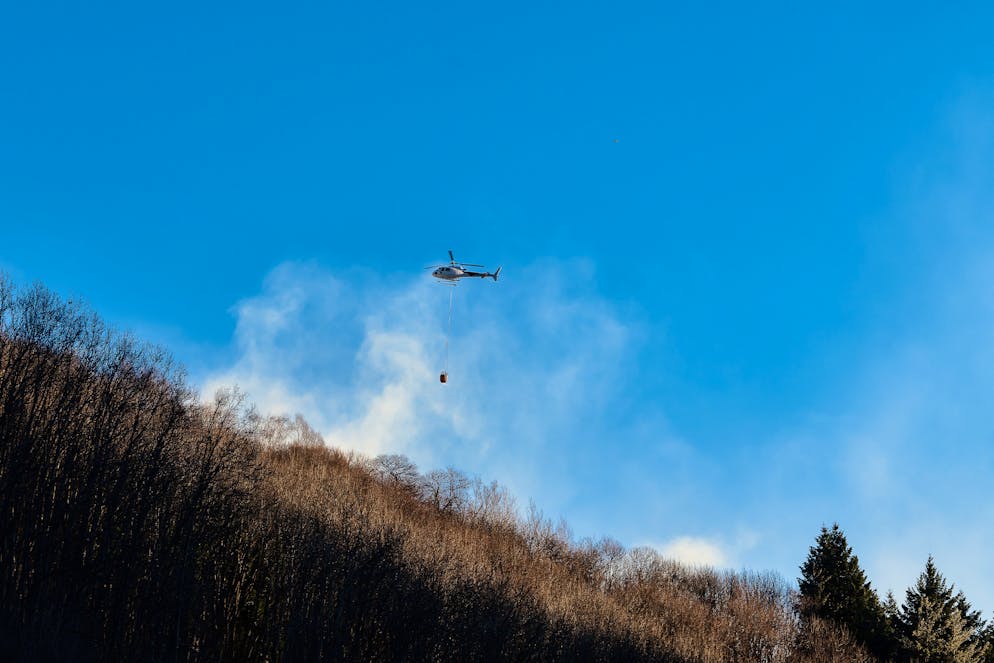 Caneggio: incendio boschivo. Nella foto, i pompieri in azione nel tentativo di domare le fiamme di vampate in Valle di Muggio, nei boschi nei pressi di Caneggio.
© Ti-Press / Elia Bianchi