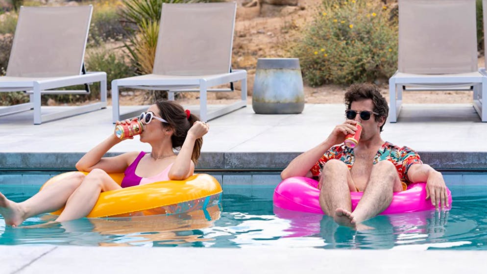 Christin Milioti und Andy Samberg in der Zeitschleifen-Comedy «Palm Springs».