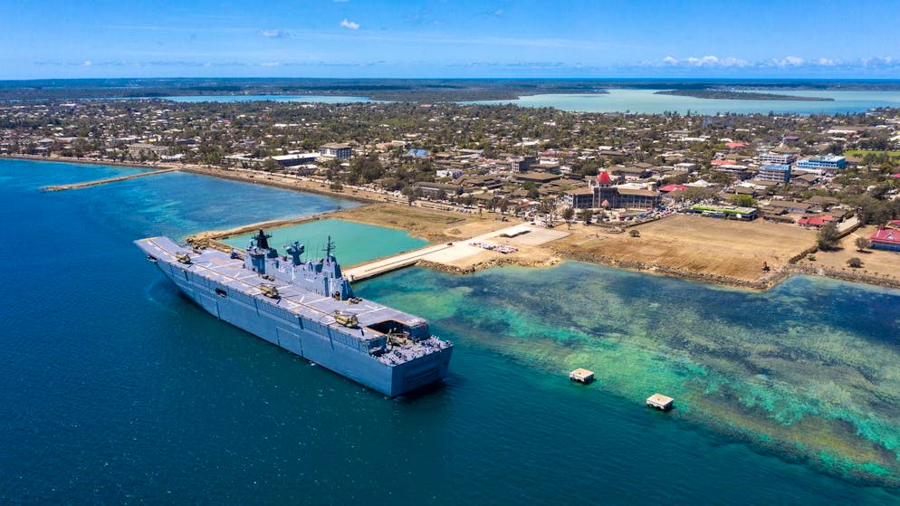 Sur cette photo fournie par les forces de défense australiennes, le HMAS Adelaide est amarré à Nuku'alofa, Tonga, jeudi 27 janvier 2022, après avoir transporté des secours en cas de catastrophe et des fournitures d'aide humanitaire.