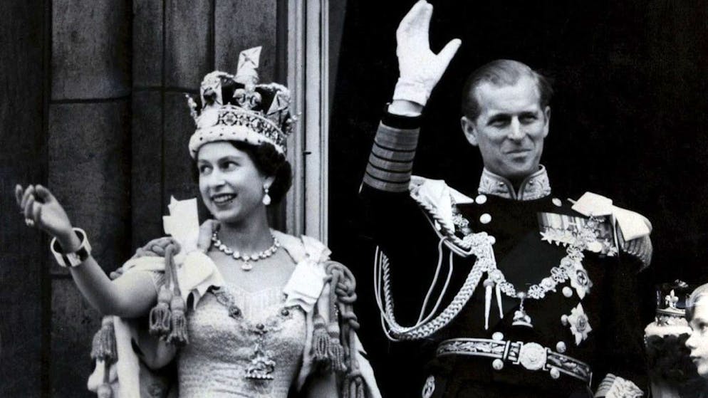 Picture dated 02 June 1953 of Britain's Queen Elizabeth II wearing the Imperial State Crown as she and her husband, the Duke of Edinburgh - dressed in the uniform of Admiral of the Fleet - wave from the balcony of Buckingham Palace in London to the crowds after the coronation at Westminster Abbey in London. The year 2002 will mark the 50th anniversary of the Queen's accession to the throne following the death of her father King George VI on 06 February 1952. (KEYSTONE/EPA PHOTO/PA/STR) ===