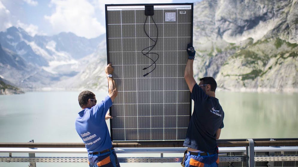 Montage einer Solar-Grossanlage des Elektrizitätswerks der Stadt Zürich: Theoretisch könnte die Schweiz ihren Strombedarf komplett durch die Sonne abdecken.