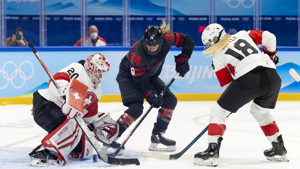Das Geschehen spielte sich hauptsächlich vor dem Schweizer Tor ab, hier erzielt Natalie Spooner das 6:0.
