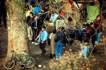 Drug scene in Platzspitz Park in Zurich, Switzerland, pictured in June 1990. (KEYSTONE/Str)

Die Drogenszene am Platzspitz in Zuerich, aufgenommen im Juni 1990. (KEYSTONE/Str)