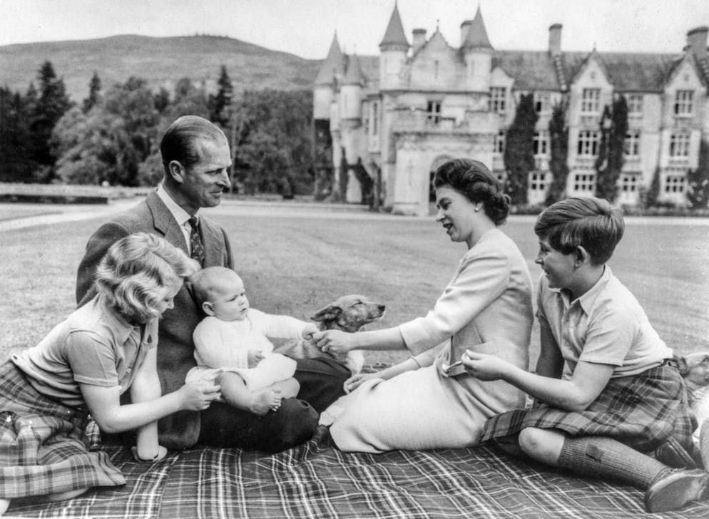 Die britische Koenigin Elizabeth II. und ihr Gemahl Prinz Philip, Duke of Edinburgh, zusammen mit ihren Kindern Edward, Anne und Baby Andrew samt Hund auf Schloss Balmoral, aufgenommen im Spaetsommer 1960. (KEYSTONE/Str)