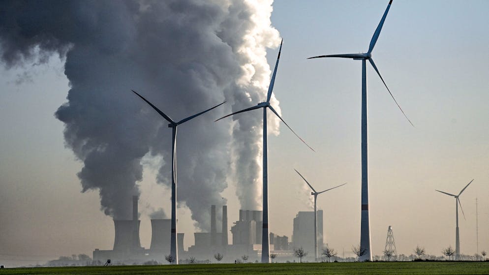 Dominoeffekte sind durchaus möglich: Windkraftanlagen und Atommeiler des deutschen Energiekonzerns RWE bei Grevenbroich in Deutschland.