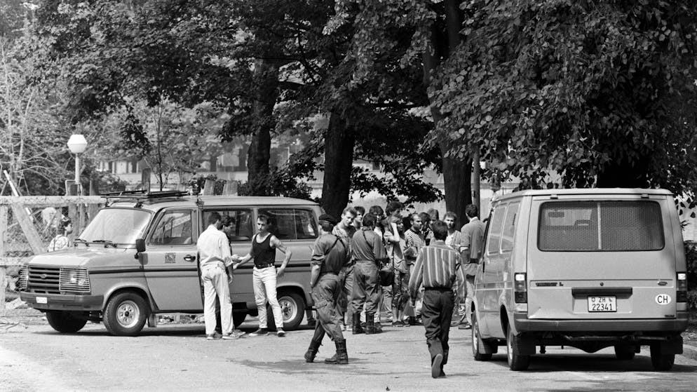 Eine Polizeirazzia am Zuercher Platzspitz, aufgenommen im August 1989. (KEYSTONE/Str)