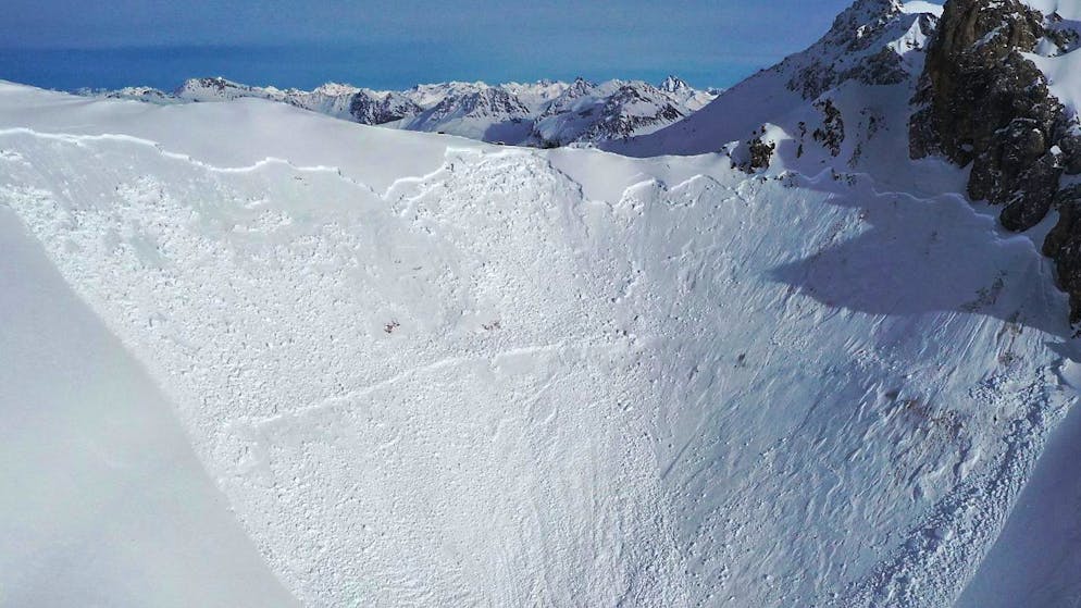 Die Abrisskante der grossen Lawine oberhalb der Lenzerheide , die am Donnersta drei Gebirgsspezialisten der Schweizer Armee verschüttet hat.