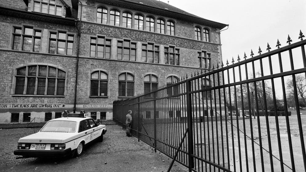 Am 5. Februar 1992 bleibt der Zuercher Platzspitz erstmals auch tagsueber geschlossen. Mit dieser Massnahme soll die offene Drogenszene zerschlagen werden. (KEYSTONE/Str)