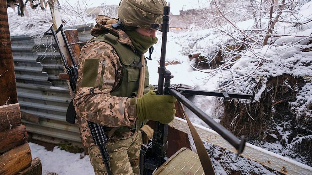 Ein ukrainischer Soldat an der Frontlinie in der Region Donezk. Foto: Vadim Ghirda/AP/dpa