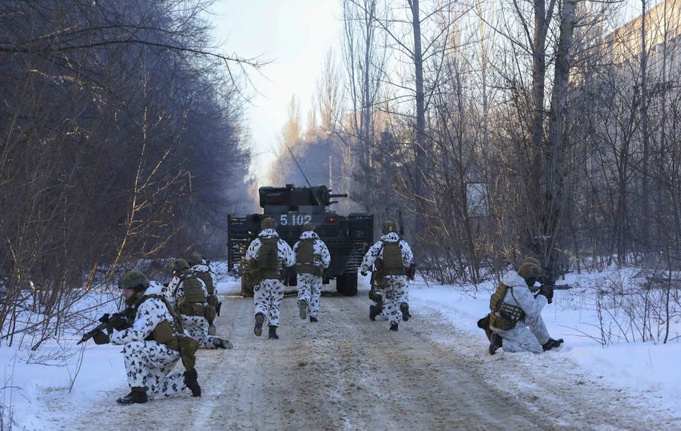 Ukrainian National Guard, Armed Forces, special operations units exercise as they simulate a crisis situation in an urban settlement, in the abandoned city of Pripyat near the Chernobyl Nuclear Power Plant, Ukraine, Friday, Feb.4, 2022. (AP Photo/Mykola Tymchenko)