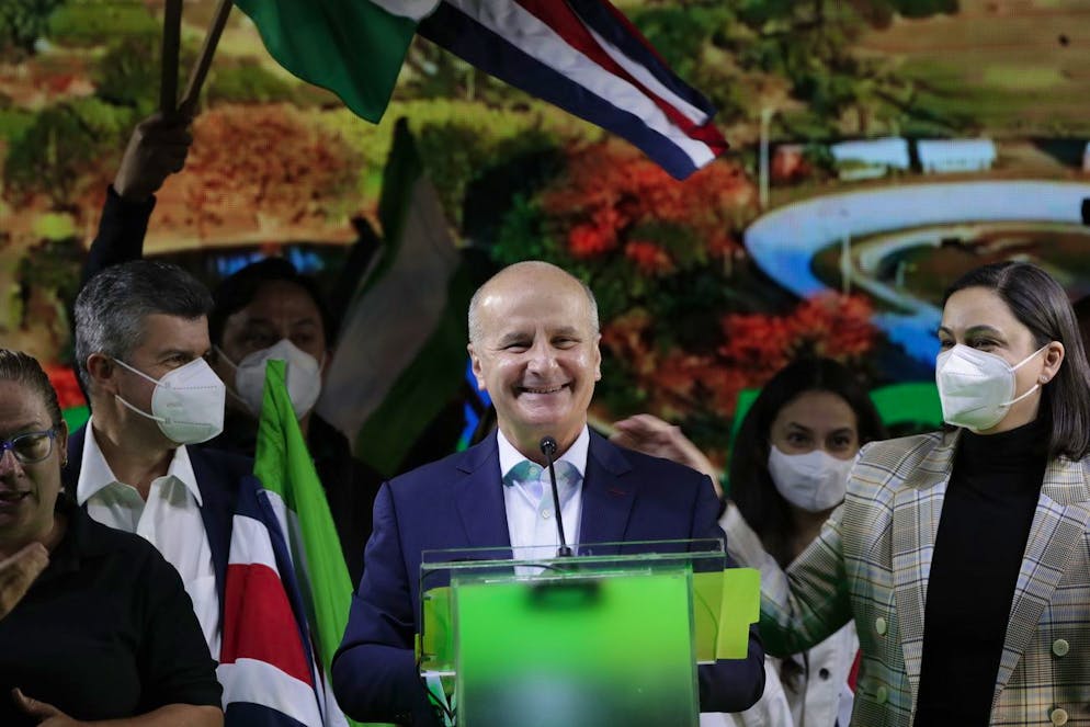 epa09734500 Former President Jose Maria Figueres (C) accompanied by his wife Cinthya Berrocal (R) greets supporters while giving a speech after the closing of polling stations in the presidential elections, in San Jose, Costa Rica, 06 February 2022. Costa Ricans were called on 06 February to the polls to choose their new president among 25 candidates and renew the parliament. Figueres leads the electoral results and will go to the second round on 03 April 2022. EPA/Bienvenido Velasco