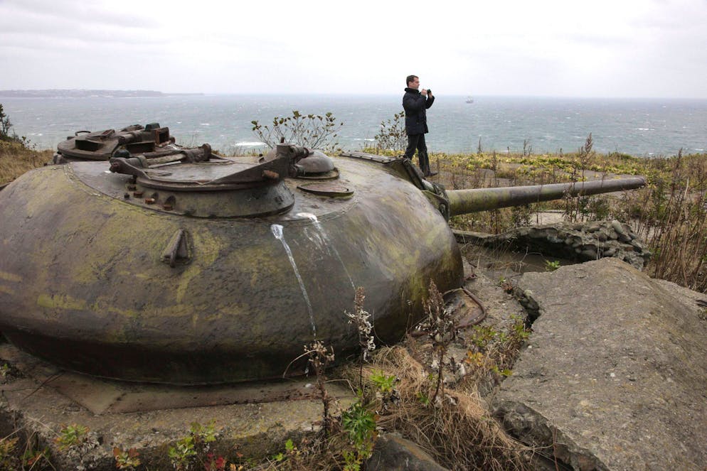 Der damalige russische Präsident Dmitri Medwedew besucht im November 2010 die südlichen Kurilen.