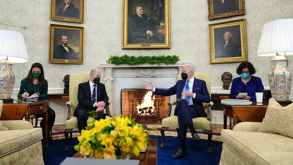 Bundeskanzler Olaf Scholz (l.) trifft US-Präsident Joe Biden im Oval Office des Weissen Hauses.