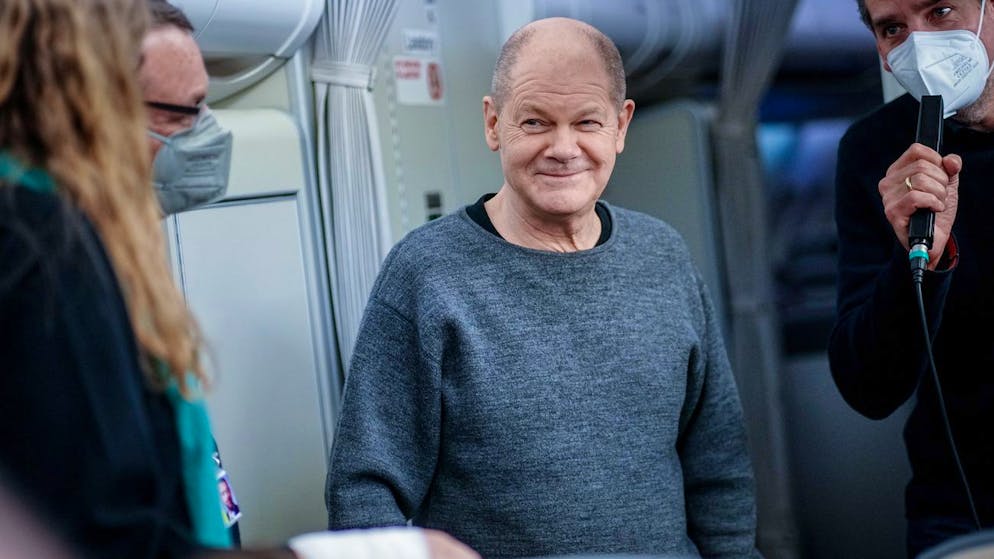 Bundeskanzler Olaf Scholz (Mitte) mit Journalisten im Airbus A340 der Luftwaffe auf dem Weg nach Washington, wo er am Montag US-Präsident Joe Biden im Weissen Haus treffen wird.