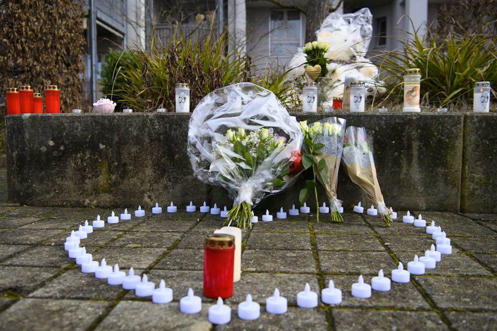 Brennende Kerzen, zwei Plueschtiere und Blumen im Gedenken an ein achtjaehriges Maedchen, aufgenommen am Donnerstag, 3. Februar 2022, in Niederwangen. Am Dienstagabend ist im Koenizbergwald in der Naehe von Bern ein achtjaehriges Maedchen tot aufgefunden worden. Die Hintergruende sind unklar. Ob das Kind Opfer eines Verbrechens wurde, ist offen. (KEYSTONE/Anthony Anex)