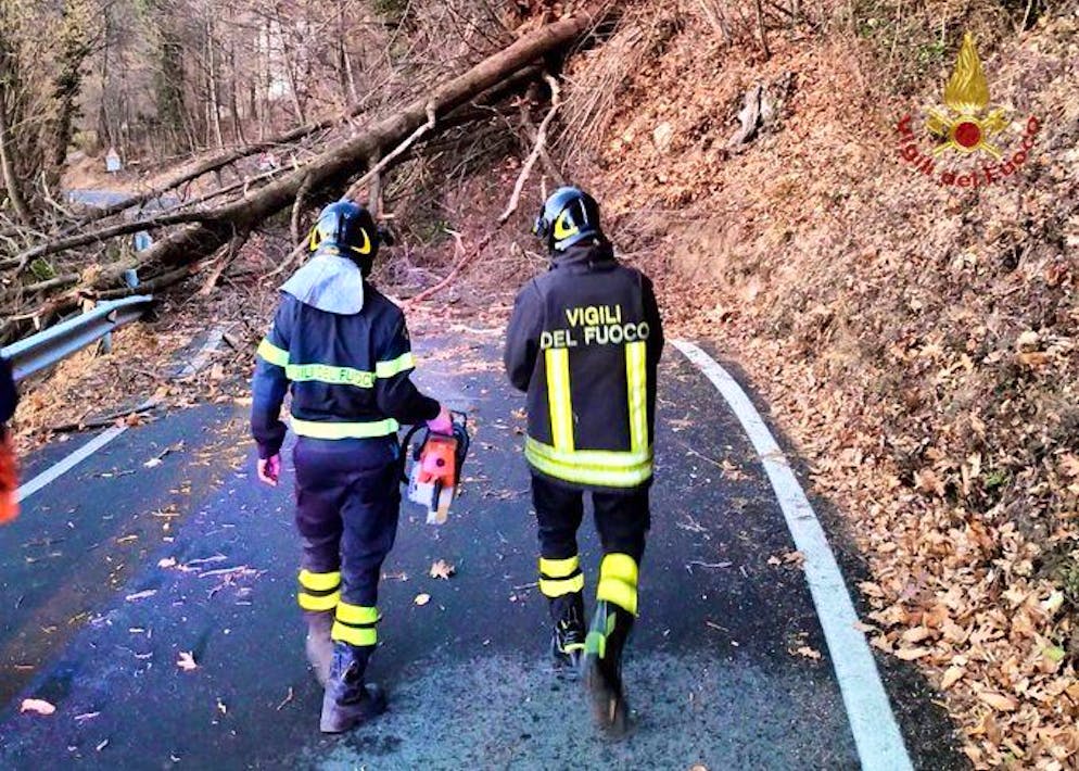 Vigili del fuoco in azione nel Nord Italia a causa del vento