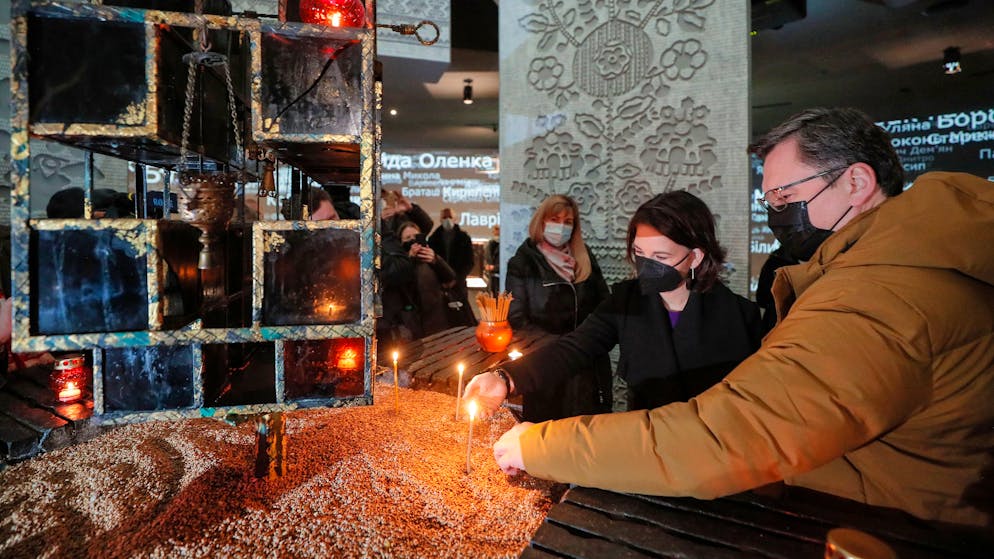 Annalena Baerbock und der ukrainische Aussenminister Dmytro Kuleba zünden am 7. Februar in Kiew an einem Mahnmal für Hunger-Tote Kerzen an. 