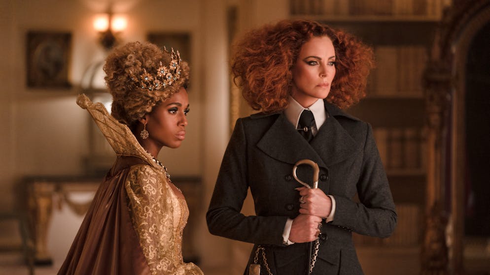 The School for Good and Evil (L-R) Kerry Washington as Professor Dovey, Charlize Theron as Lady Lesso. Cr. Helen Sloan / Netflix © 2022