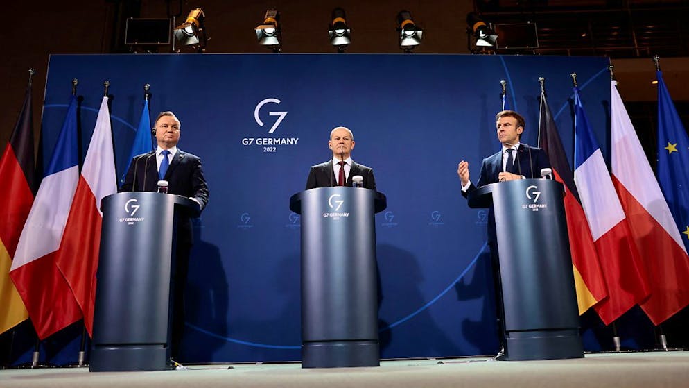 dpatopbilder - Andrzej Duda, Olaf Scholz und Emmanuel Macron (l-r) in Berlin. Foto: Hannibal Hanschke/Reuters/Pool/dpa