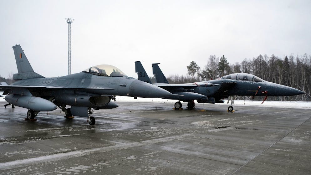Estland: Eine belgische F-16 und eine amerikanische F-15, die im Rahmen der Nato-Luftüberwachung auf der Amari Air Base stationiert sind. Das Foto ist vom 1. Februar.