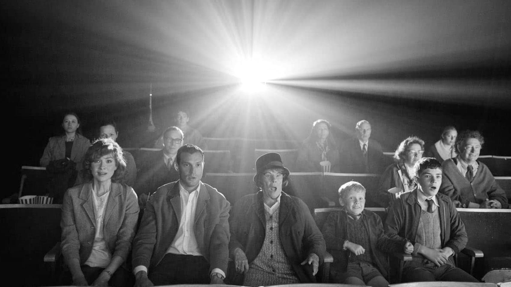 Caitriona Balfe, Jamie Dornan, Judy Dench, Jude Hill und Lewis McAskie im Kino während des Film «Belfast».
