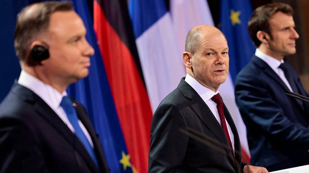 Der polnische Staatspräsident Andrzej Duda (links), Bundeskanzler Olaf Scholz (Mitte) und der französische Präsident Emmanuel Macron (rechts) am Dienstagabend in Berlin.