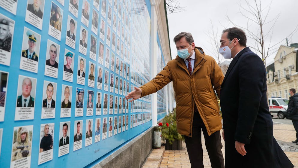 Aussenminister Dmytro Kuleba (links) und sein spanischer Amtskollege Jose Manuel Albares besuchen am 9. Februar ein Mahnmal für gefallene ukrainische Soldaten in Kiew.