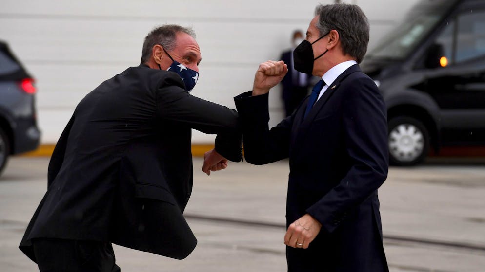 Sieht aus wie Karate, ist aber eine Begrüssung: Michael Goldman (links), US-Botschafter in Australien, sagt US-Aussenminister Antony Blinken Hallo.