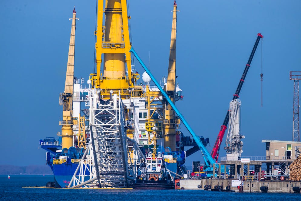 Ein Schlepper liegt im Februar 2021 ion Wismar an der Ostsee hinter dem russischen Rohr-Verlegeschiff Akademik Tscherski im Hafen