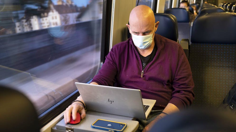 Der Kanton Schaffhausen ist dafür, die Maskentragepflicht im öV vorübergehend noch beizubehalten. (Symbolbild)