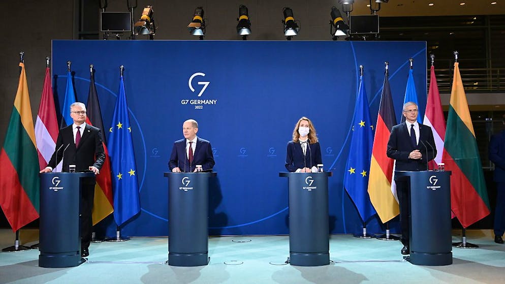 Bundeskanzler Olaf Scholz (SPD - 2.v.l.) gibt mit den Spitzen der drei baltischen Staaten, vor den Beratung über die Ukraine-Krise, eine Pressekonferenz. Er empfing den litauischen Präsidenten Gitanas Nauseda (l), die estnische Ministerpräsidentin Kaja Kallas und den lettischen Ministerpräsidenten Krisjanis Karins im Kanzleramt. 