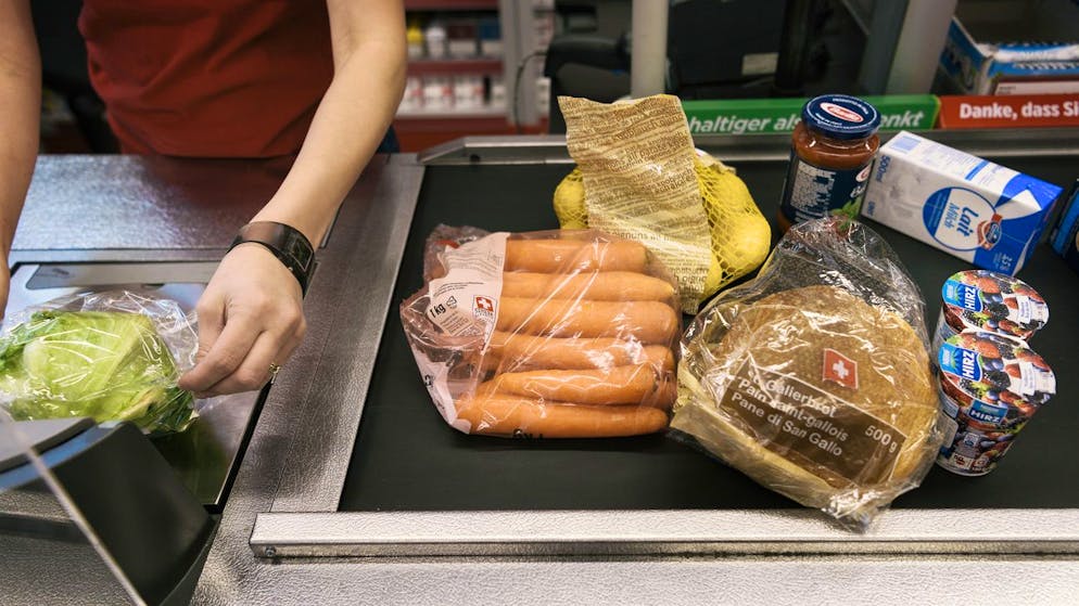 Groceries being scanned by a cashier at the branch of retailer Denner in Rueschlikon, Switzerland, on May 10, 2016. (KEYSTONE/Christian Beutler)
Lebensmittel werden von einer Kassiererin gescannt, aufgenommen am 10. Mai 2016 in der Filiale des Detailhaendlers Denner in Rueschlikon. (KEYSTONE/Chrisitan Beutler)