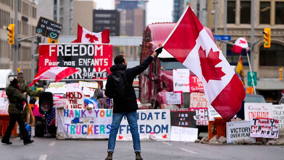 Ein Demonstrant schwenkt bei einem Protest gegen die Corona-Massnahmen in Ottawa eine kanadische Flagge. 