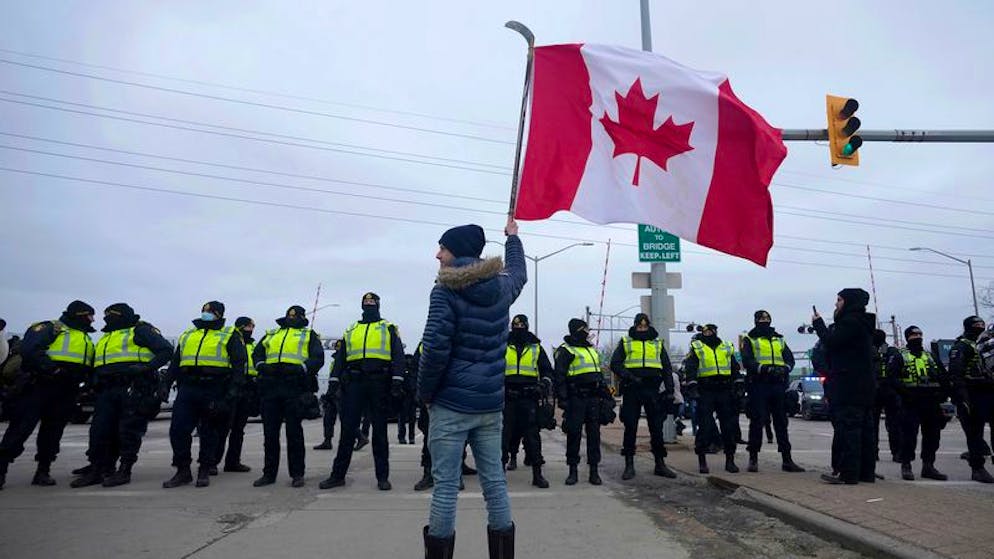 Die kanadische Polizei hat am Samstag mit der Räumung der von Corona-Demonstranten blockierten Ambassador-Brücke zwischen den USA und Kanada begonnen. 