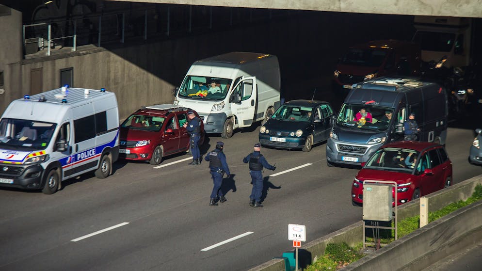 Französische Polizeikräfte stehen an einem Kontrollpunkt auf der Pariser Ringstrasse, um Teilnehmer des «Freedom Convoy» von der Fahrt in die Pariser Innenstadt abzuhalten.