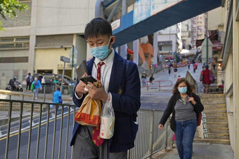 Das Virus ist laut Medienberichten Ende Dezember von zwei Flugbegleiterinnen nach Hongkong gebracht worden. (AP Photo/Kin Cheung)