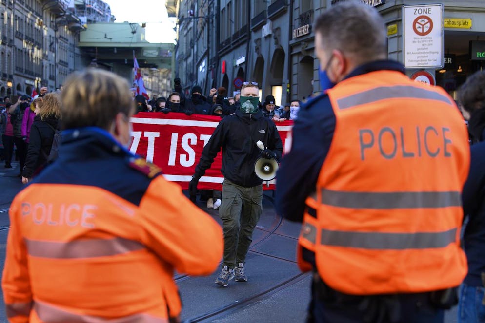 Ein Demonstrant traegt ein Halstuch der rechtsextremen Gruppierung