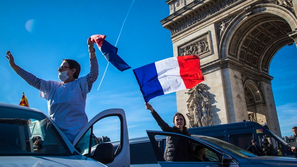 Auch am Sonntag waren Beamte im Einsatz, um Strassenblockaden in der französischen Hauptstadt zu verhindern.