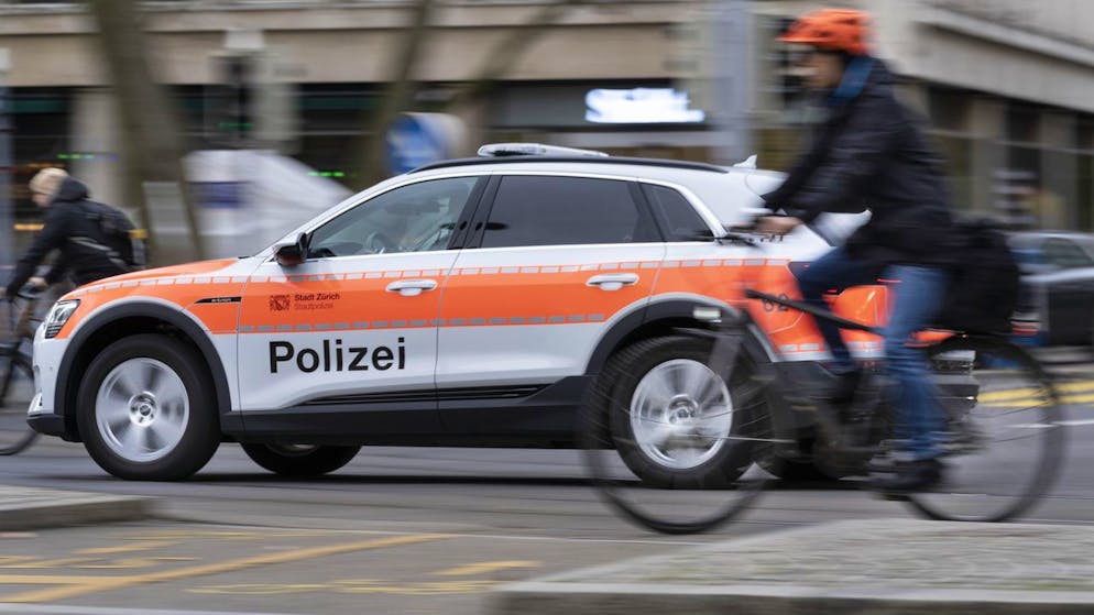 Ein e-tron (Audi) Elektroauto der Stadtpolizei faehrt ueber die Kreuzung an der Sihlporte am Dienstag, 4. Januar 2022 in Zuerich. (KEYSTONE/Gaetan Bally)